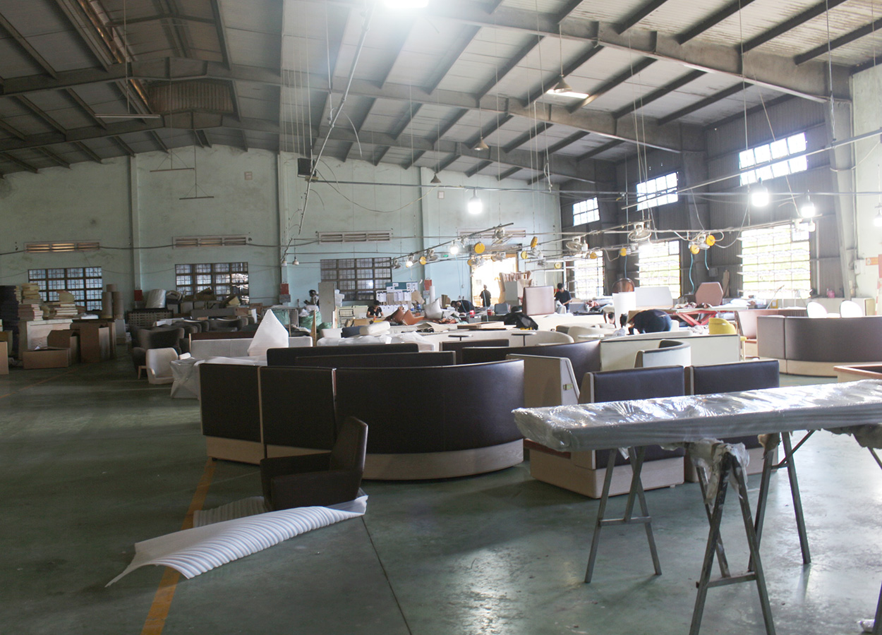 Handcrafted production at a reliable sofa factory Vietnam, demonstrating consistent quality and structured manufacturing processes